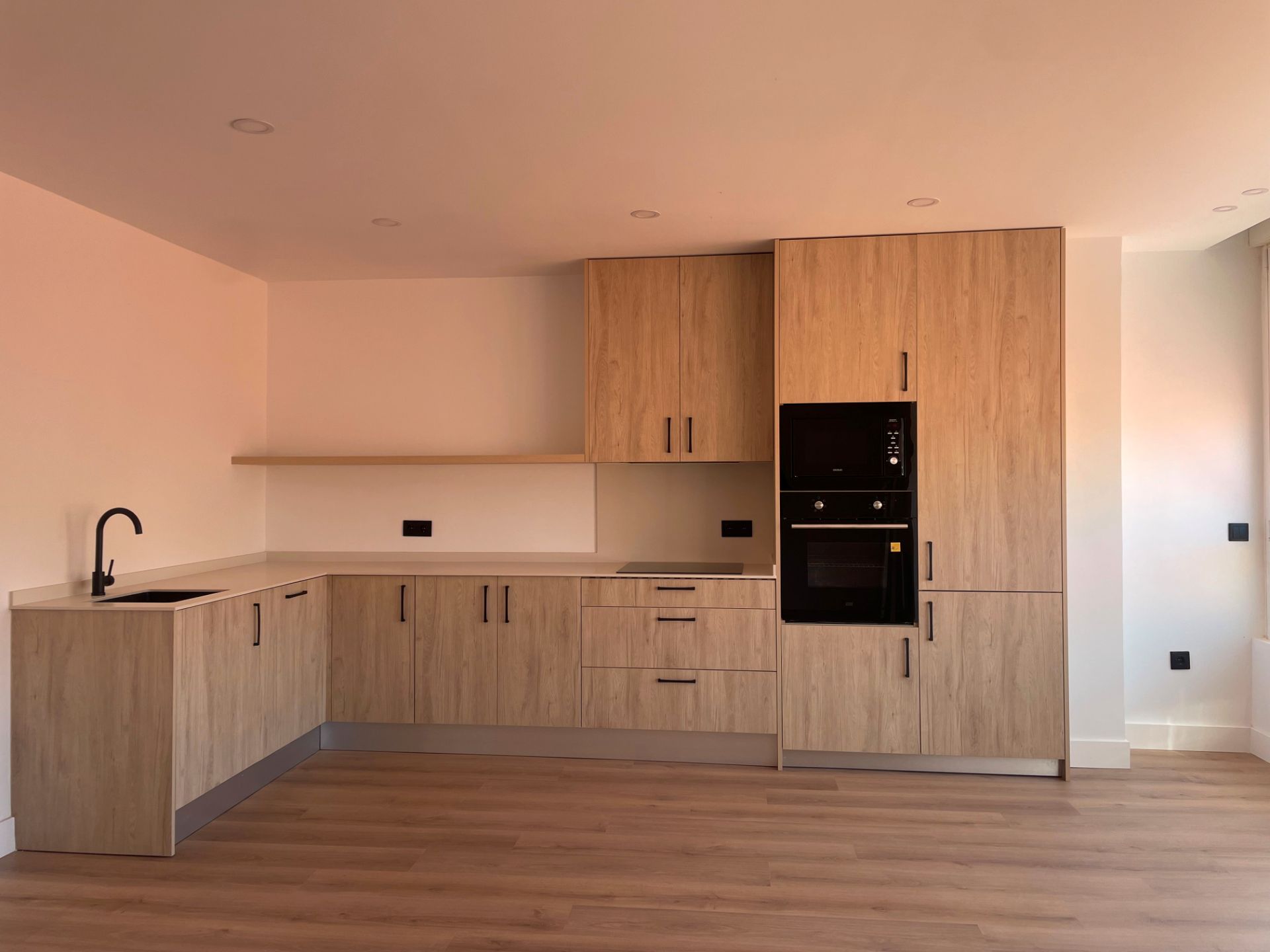Kitchen of Flat to rent in Alcalá de Henares  with Air Conditioner, Oven and Microwave