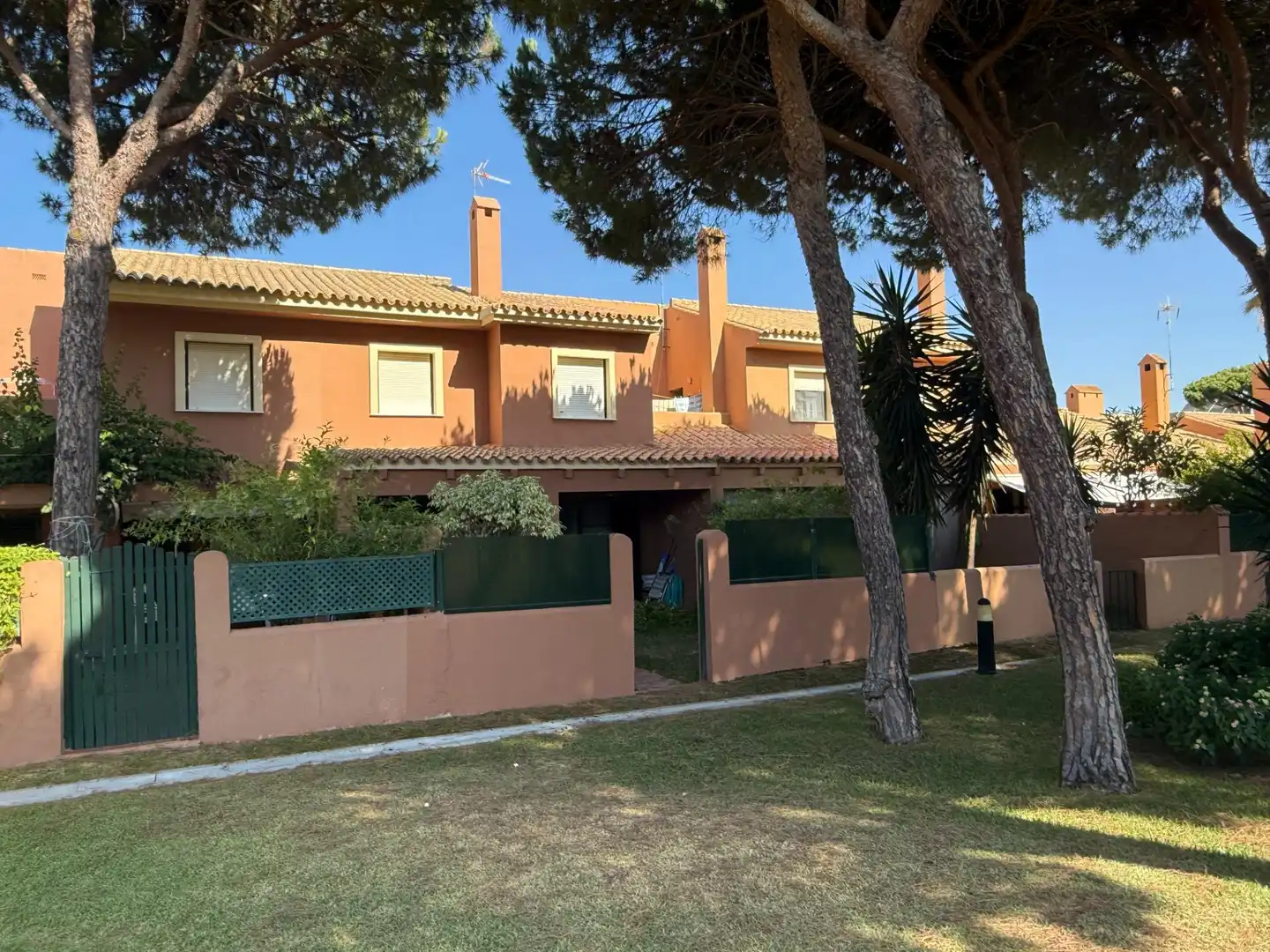 Vista exterior de Casa adosada en venda en Chiclana de la Frontera amb Piscina comunitària
