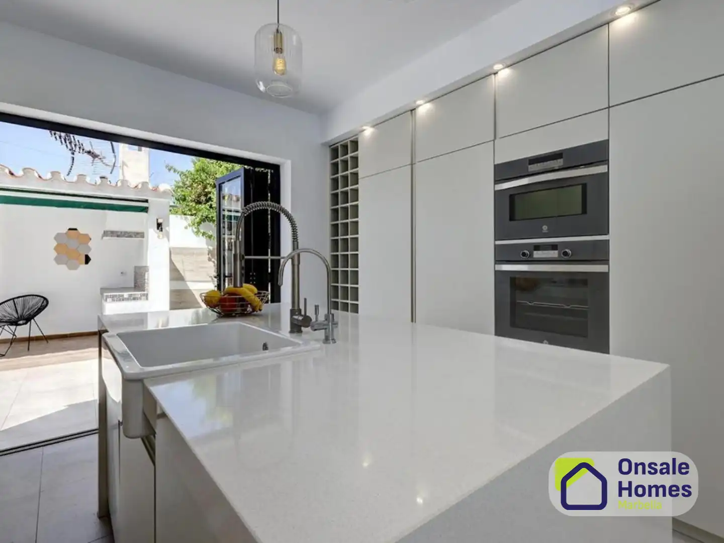Cuina de Casa o xalet en venda en Marbella amb Aire condicionat, Jardí privat i Terrassa