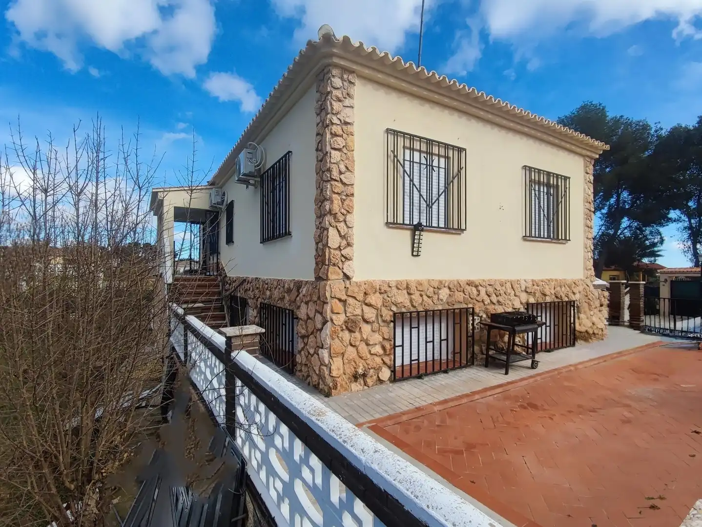 Vista exterior de Finca rústica en venda en Montserrat amb Calefacció, Terrassa i Piscina