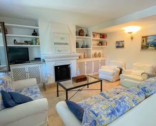 Sala d'estar de Casa adosada de lloguer en Marbella amb Aire condicionat, Calefacció i Jardí privat