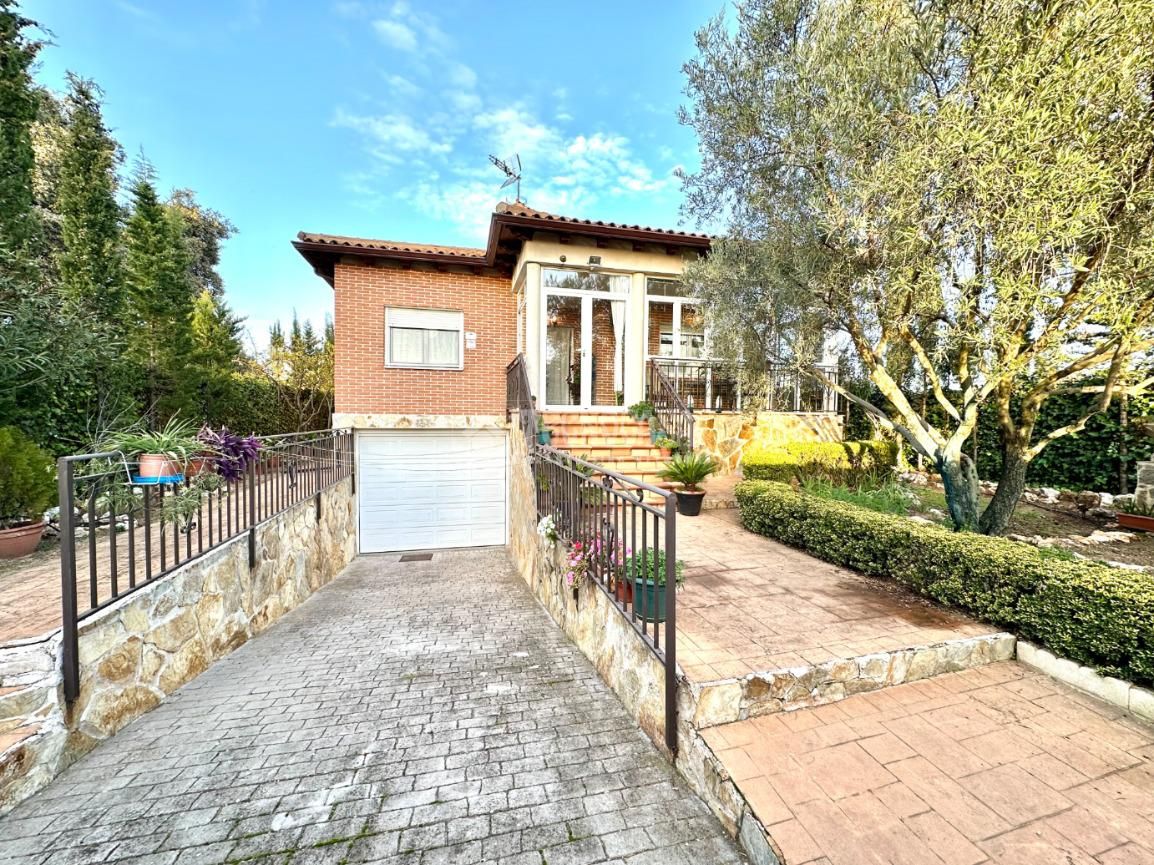 Exterior view of House or chalet for sale in Chiloeches