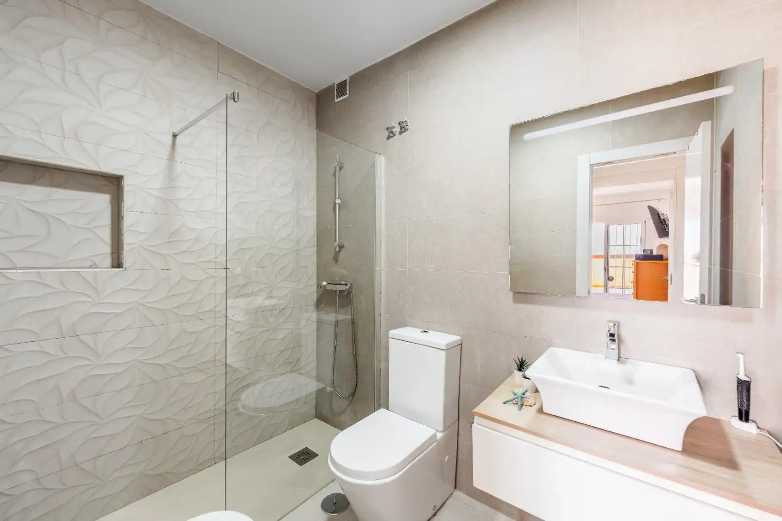 Baño de Piso en venta en Roquetas de Mar con Aire acondicionado, Terraza y Amueblado