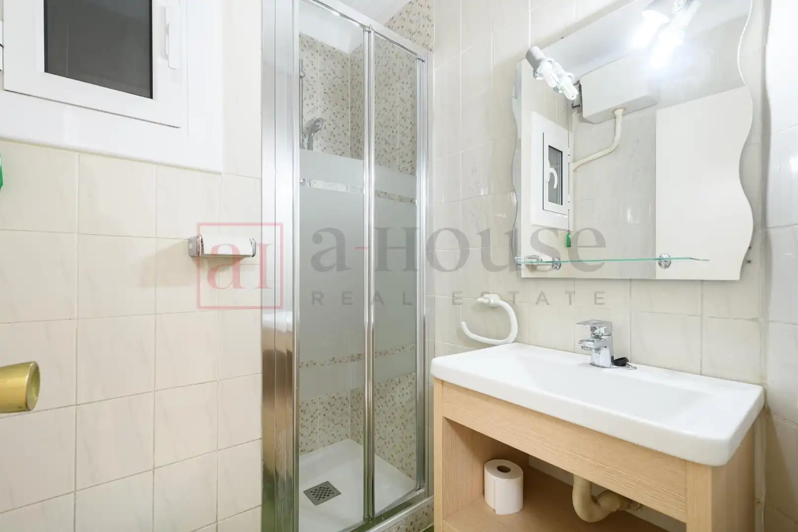 Baño de Piso en venta en Barcelona con Trastero y Balcón