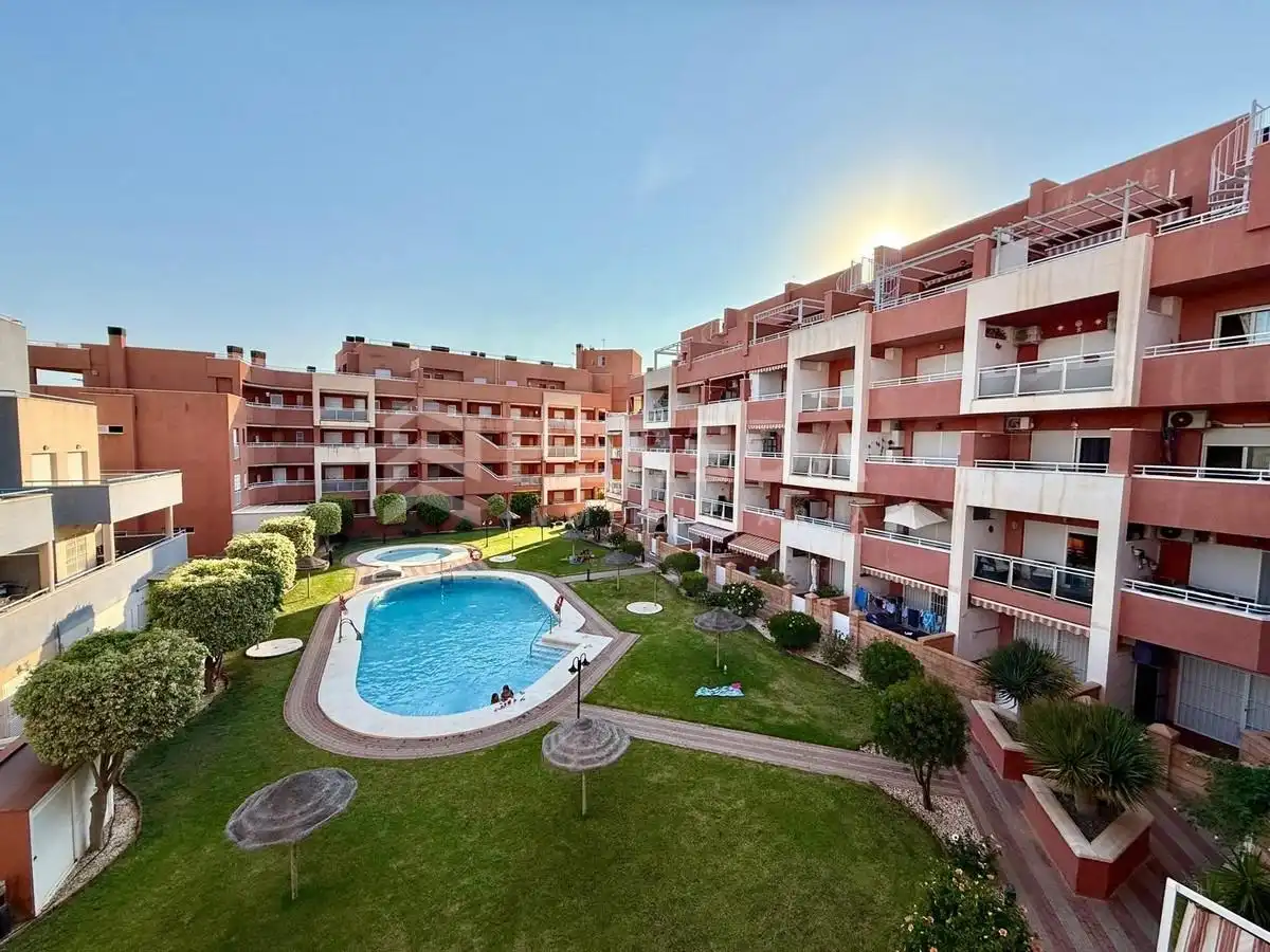 Vista exterior de Apartament en venda en Roquetas de Mar amb Piscina comunitària