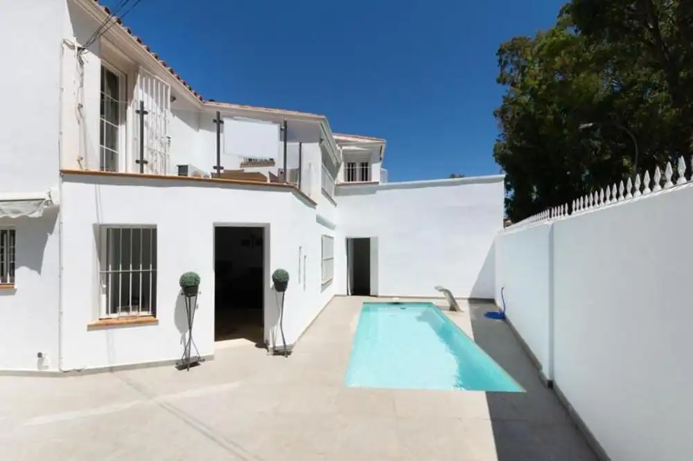 Vista exterior de Casa o xalet de lloguer en San Pedro de Alcántara