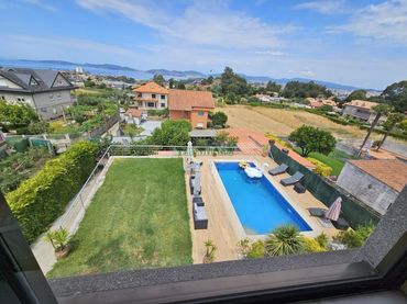 Detached house with pool for sale in Coruxo - Oia - Saiáns