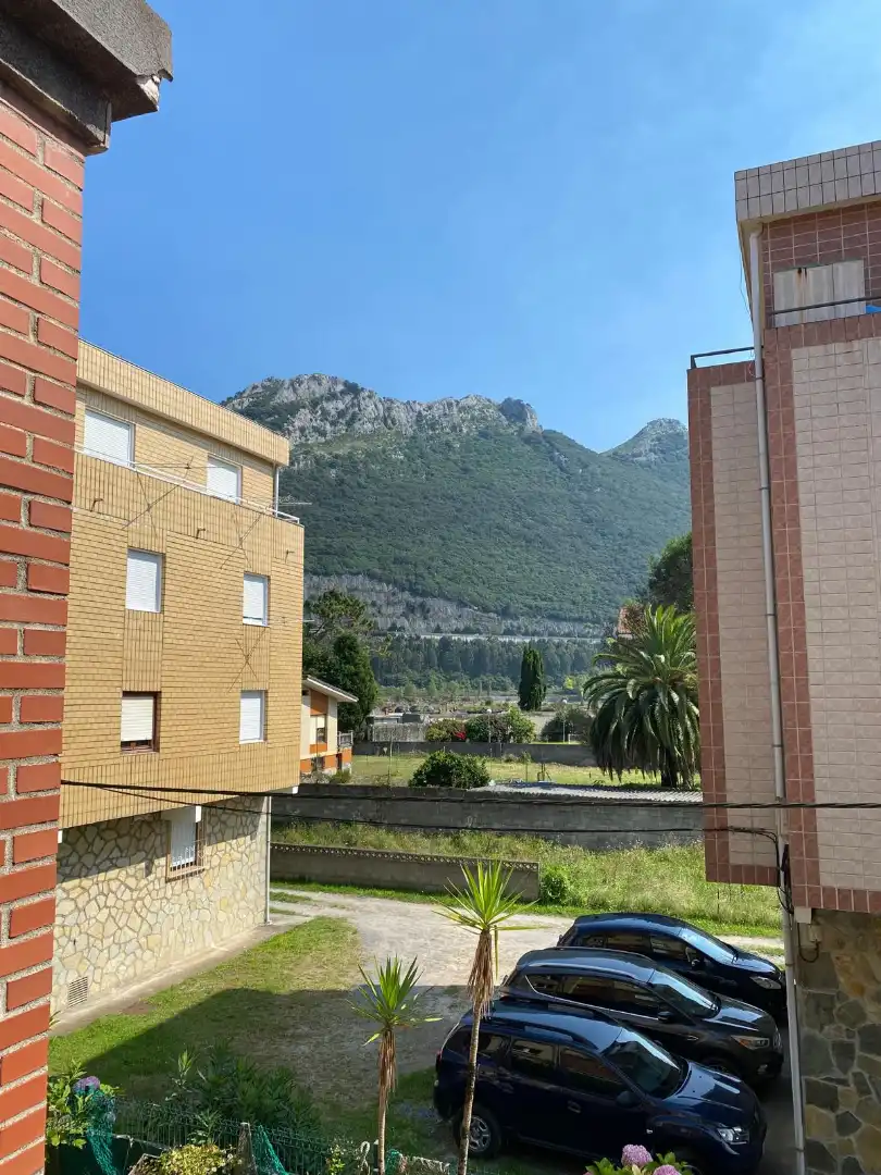 Außenansicht von Einfamilien-Reihenhaus zum Verkauf in Castro-Urdiales mit Heizung, Privatgarten und Parkett