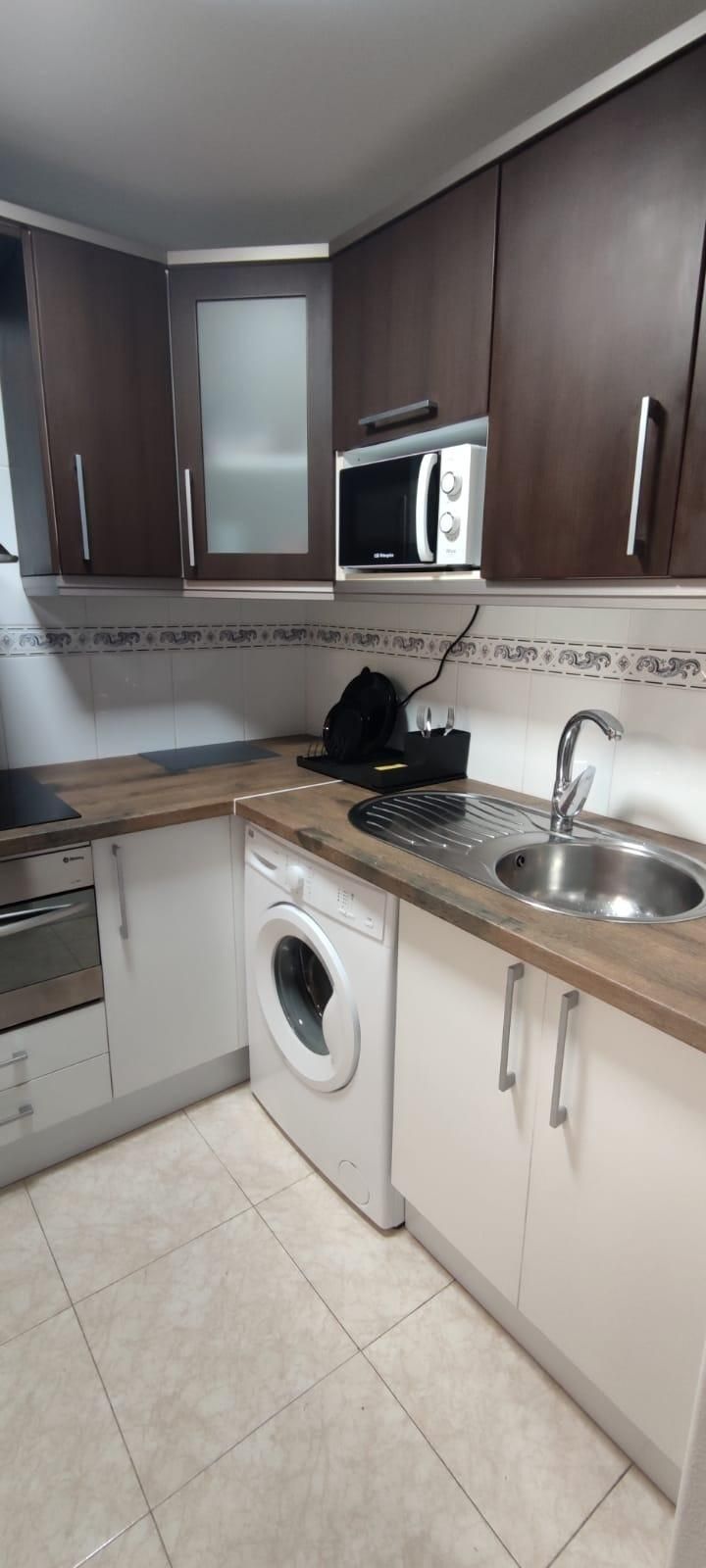 Cuina de Apartament de lloguer en Roquetas de Mar amb Aire condicionat, Terrassa i Piscina comunitària