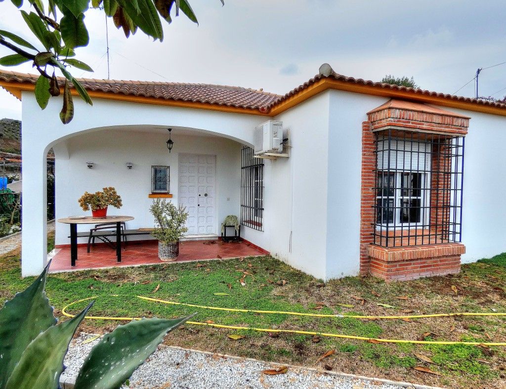 Vista exterior de Finca rústica en venda en Vélez-Málaga amb Jardí privat