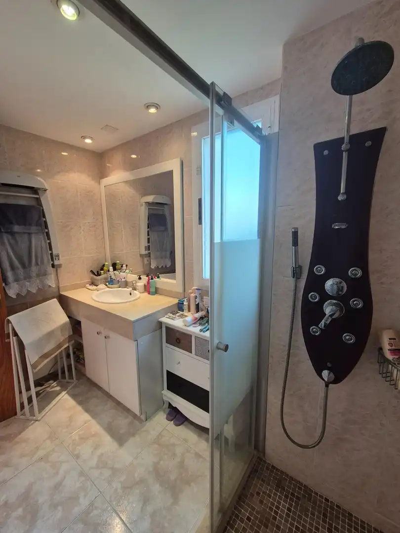 Baño de Ático de alquiler en Muro con Aire acondicionado, Terraza y Amueblado