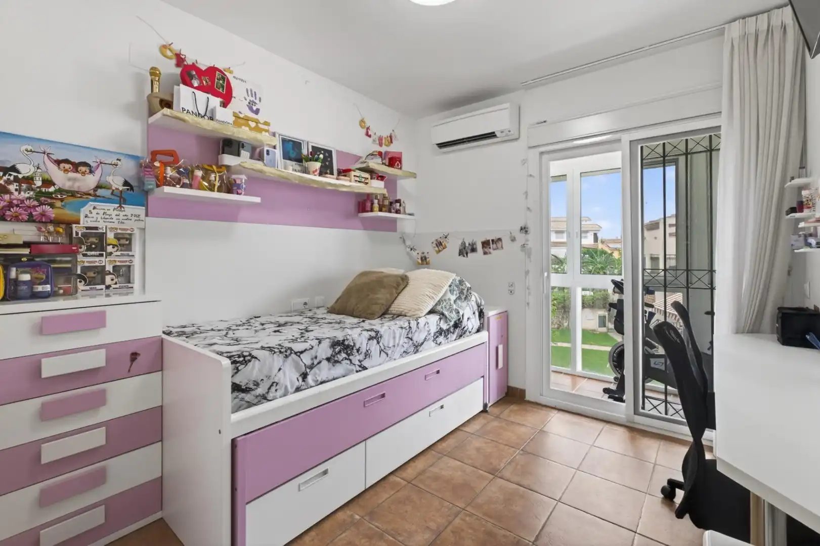 Habitación de Casa adosada en venta en Alhaurín de la Torre con Aire acondicionado, Terraza y Trastero