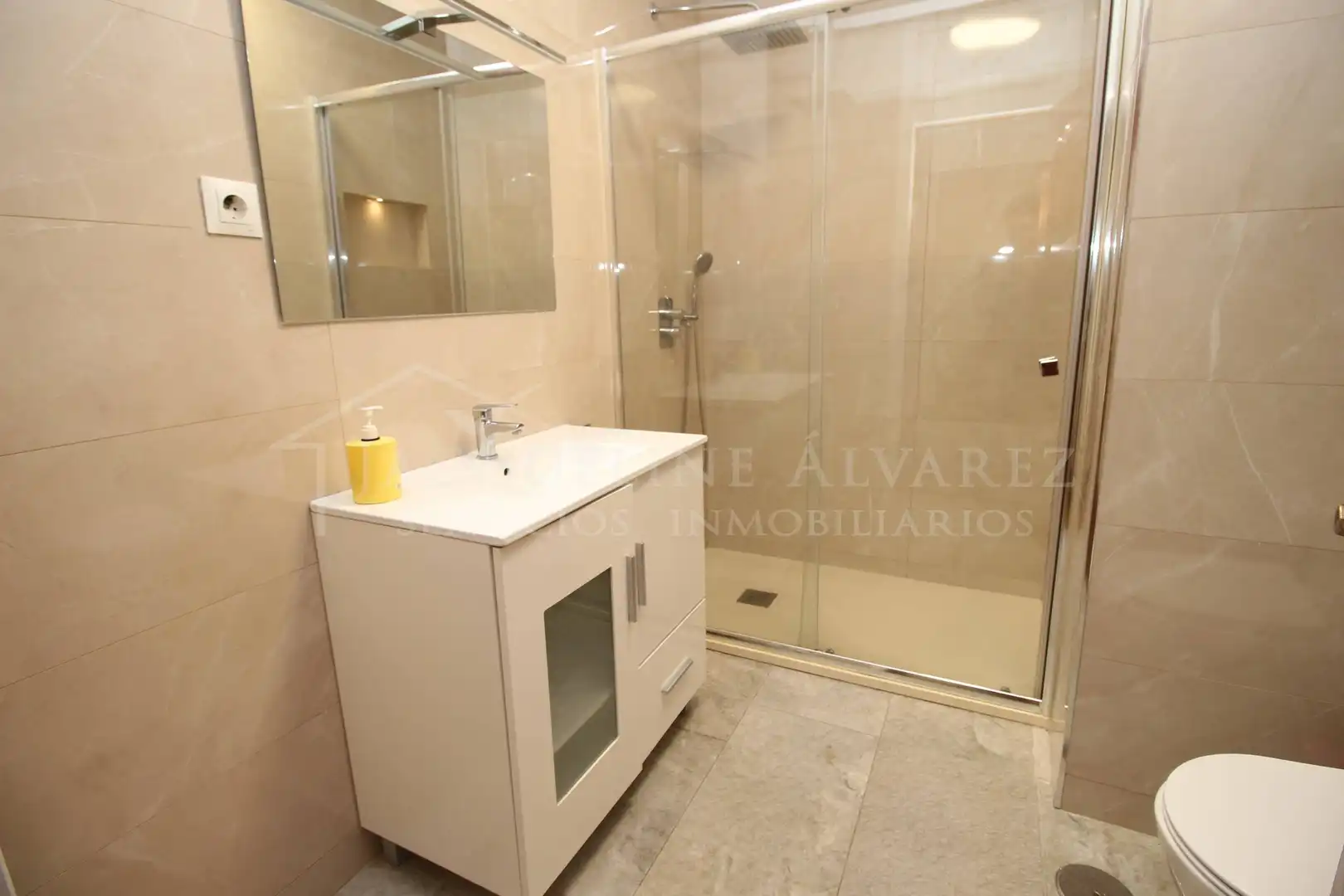 Bathroom of Flat for sale in Parla  with Parquet flooring