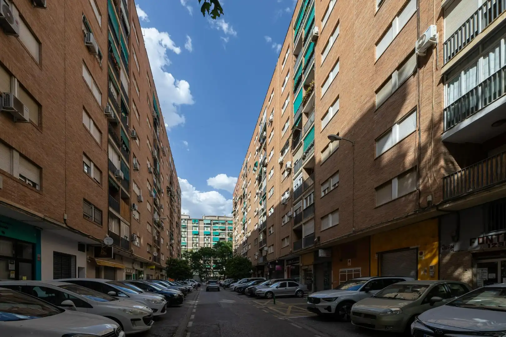 Vista exterior de Piso en venta en Granada con Balcón