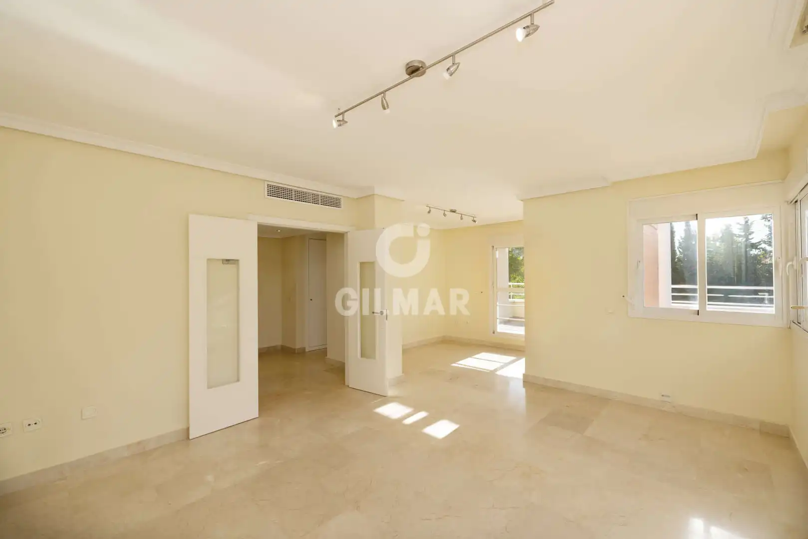 Dúplex en venta en Estepona con Calefacción, Jardín privado y Piscina