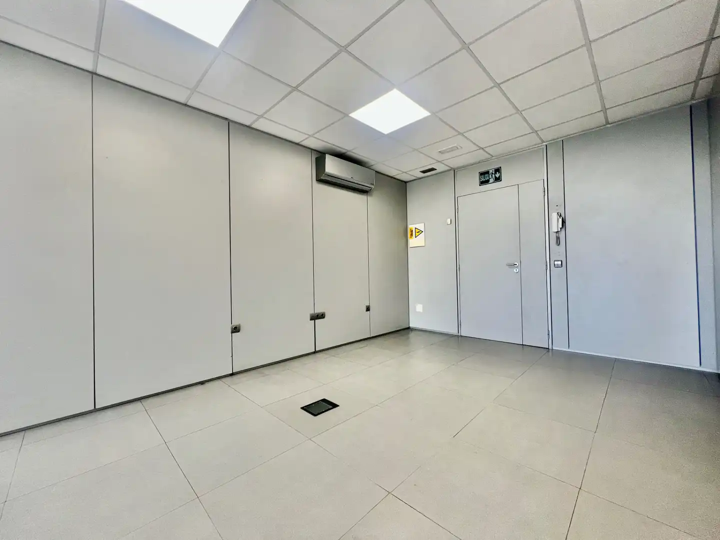 Office for rent in Castelldefels  with Air Conditioner, Heating and Alarm
