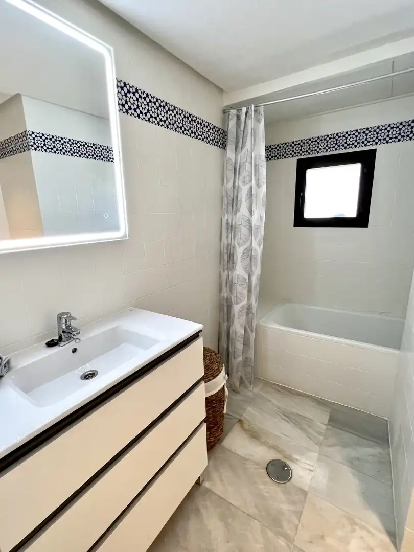 Baño de Dúplex de alquiler en Estepona con Aire acondicionado, Terraza y Trastero