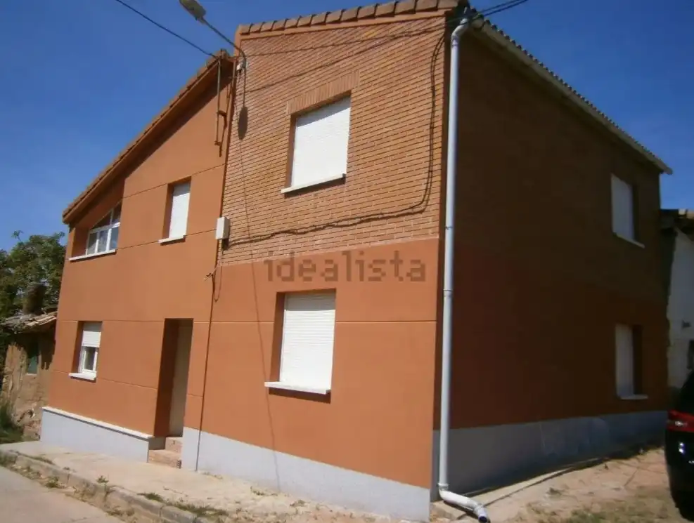 Vista exterior de Casa adosada en venda en Villadiego amb Jardí privat