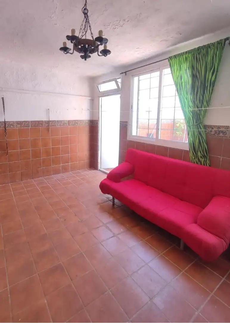 Sala de estar de Casa adosada en venta en Algeciras con Jardín privado y Piscina comunitaria