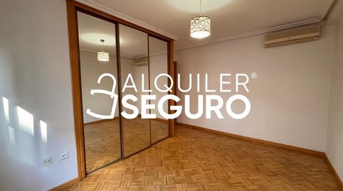 Foto 3 de Piso de alquiler en De Villalobos, Palomeras Sureste, Madrid Capital
