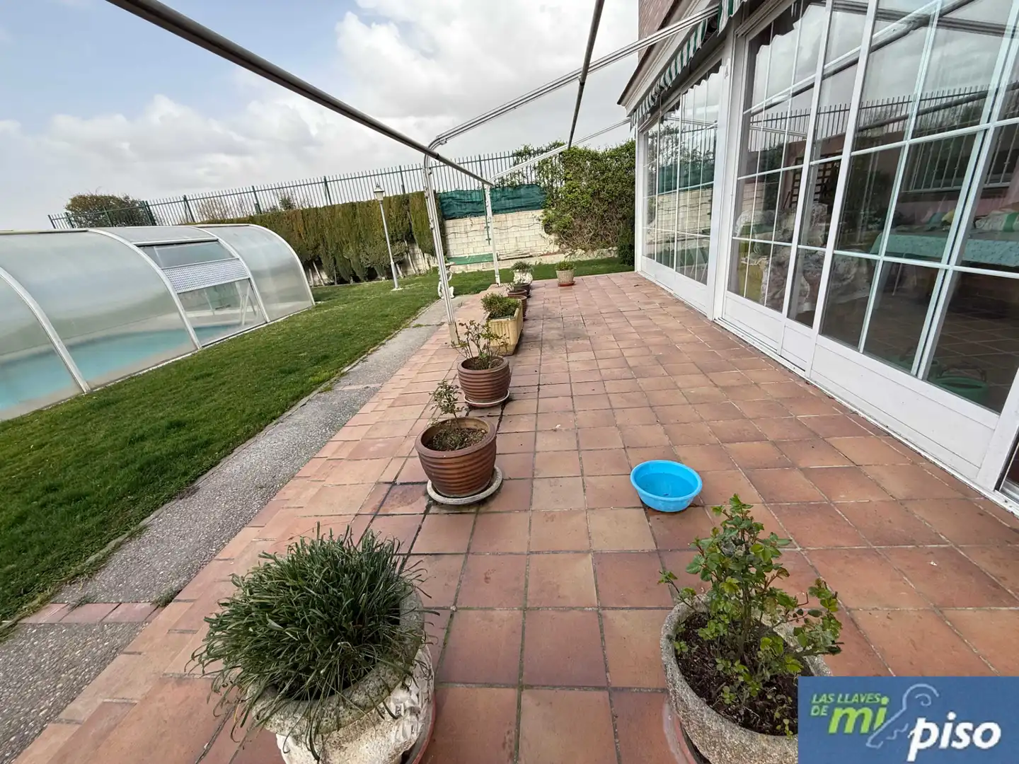 Terrassa de Casa o xalet en venda en Santovenia de Pisuerga amb Calefacció, Jardí privat i Parquet