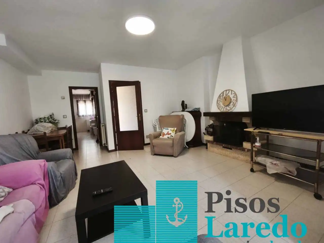 Sala d'estar de Casa adosada en venda en Laredo amb Calefacció, Jardí privat i Parquet