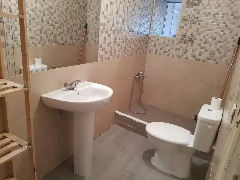 Baño de Planta baja en venta en Plasencia con Aire acondicionado y Jardín privado