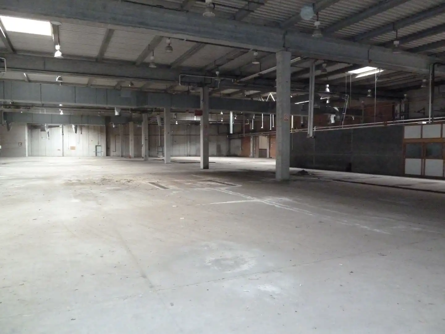 Fabrikhallen zur Miete in Massanes