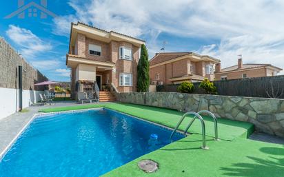 Piscina de Casa o xalet en venda en Villanueva de Perales amb Aire condicionat, Piscina i Balcó