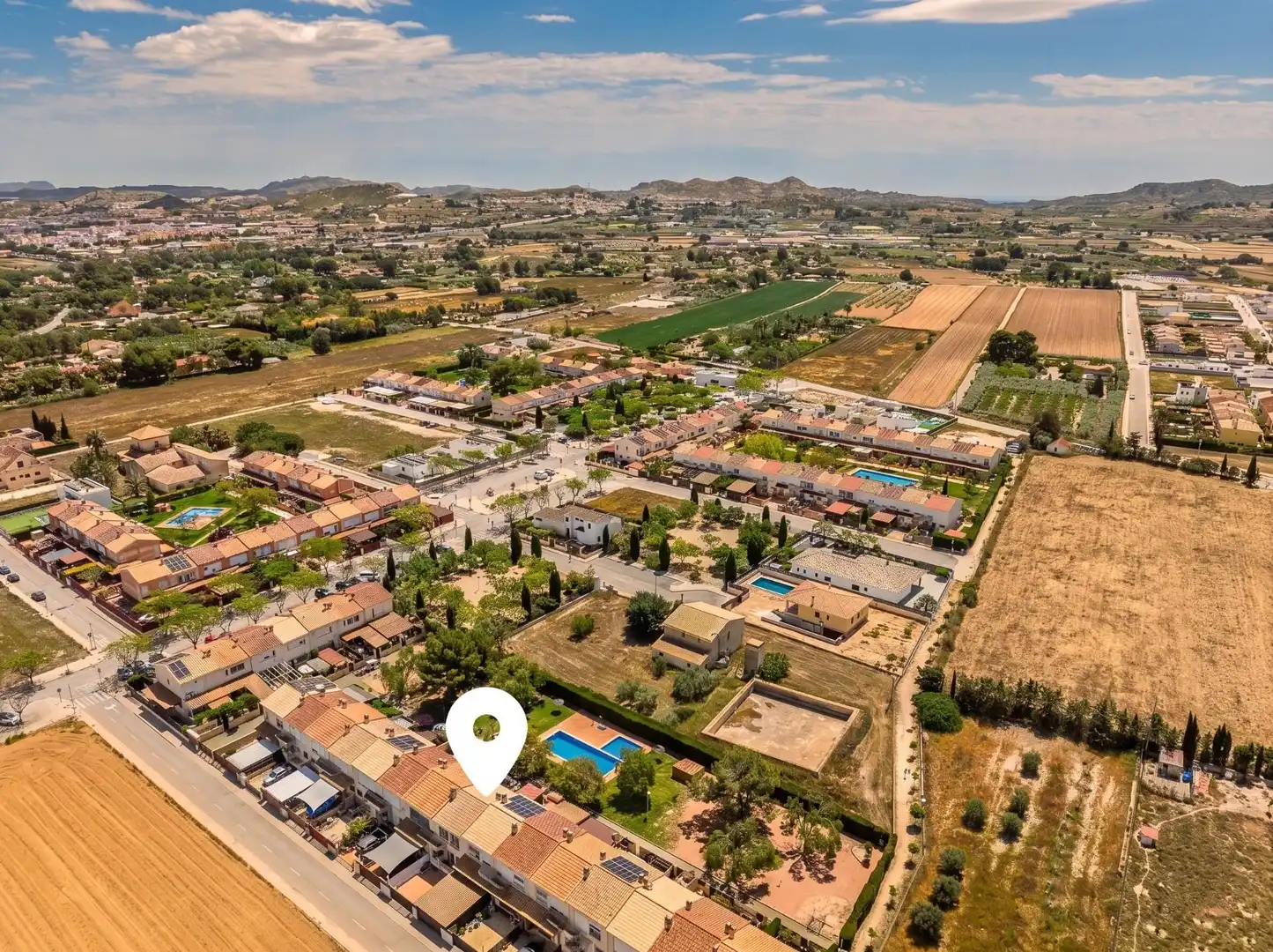 Vista exterior de Casa adosada en venda en Aspe amb Piscina comunitària