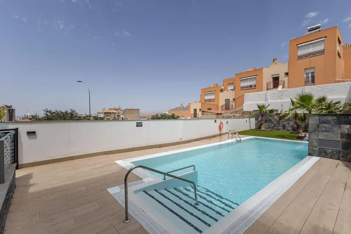 Piscina de Estudio en venta en Granada con Parquet