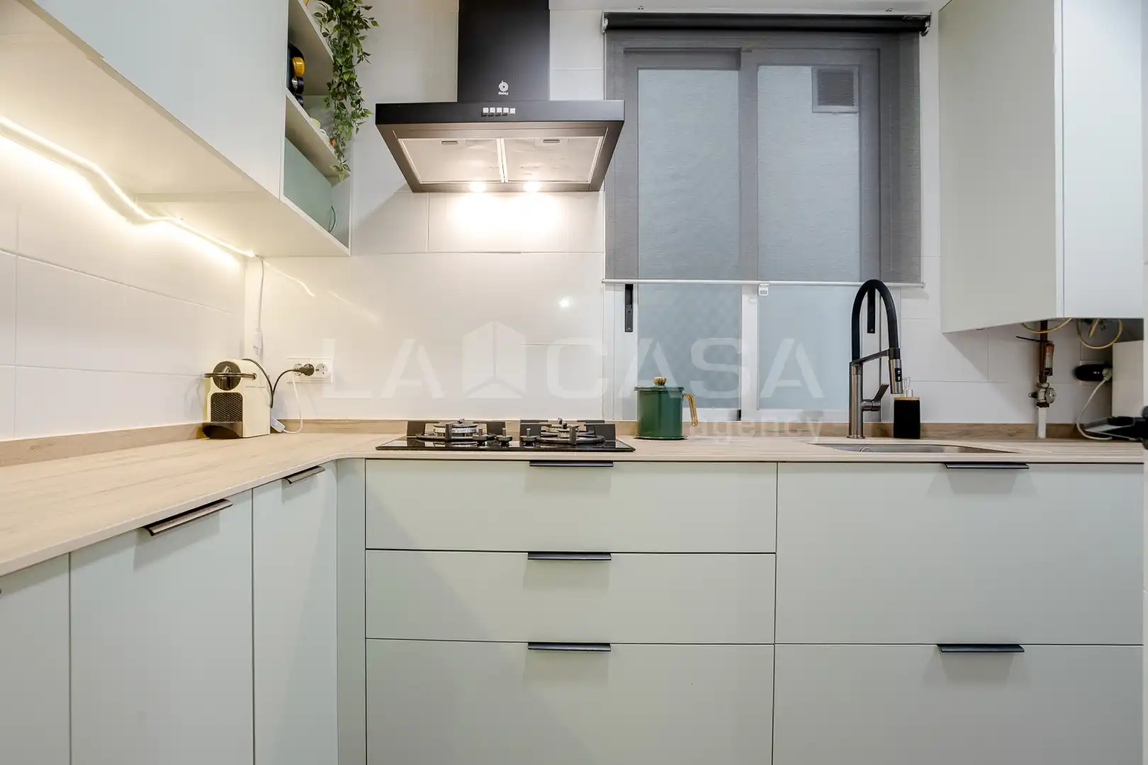 Cocina de Piso en venta en Barcelona con Calefacción, Trastero y Balcón