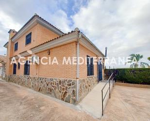 Vista exterior de Casa o xalet en venda en Alcàsser amb Aire condicionat, Terrassa i Piscina