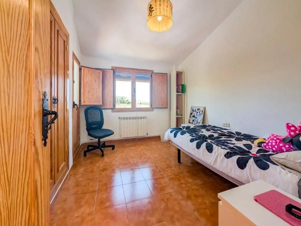 Dormitori de Casa o xalet en venda en Jun amb Calefacció i Terrassa