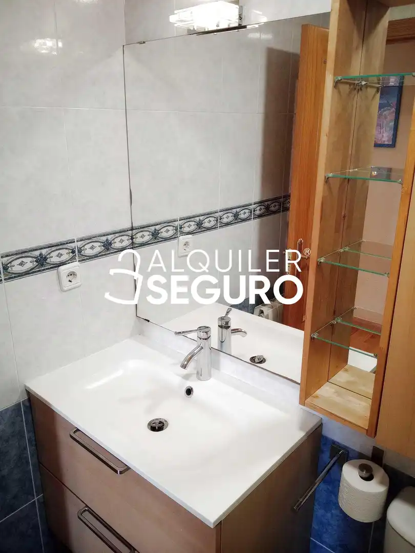 Bathroom of Flat for rent in Valladolid  with Heating, Swimming Pool and Furnished