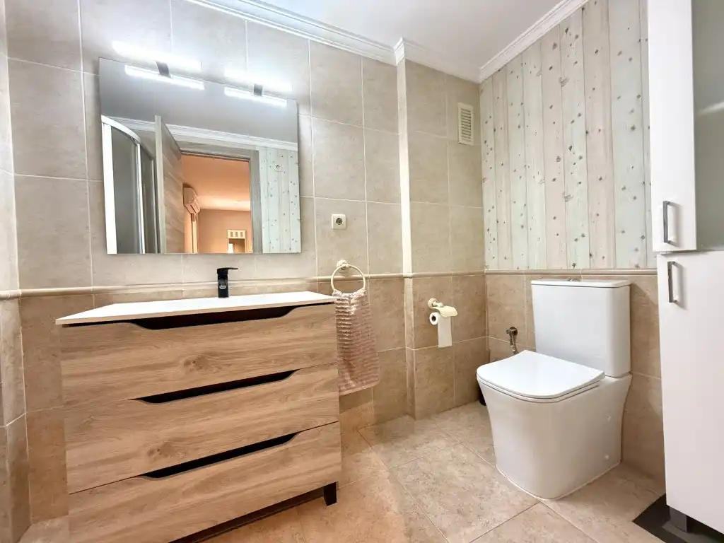 Badezimmer von Wohnung zum Verkauf in Benicasim / Benicàssim mit Ofen und Mikrowelle