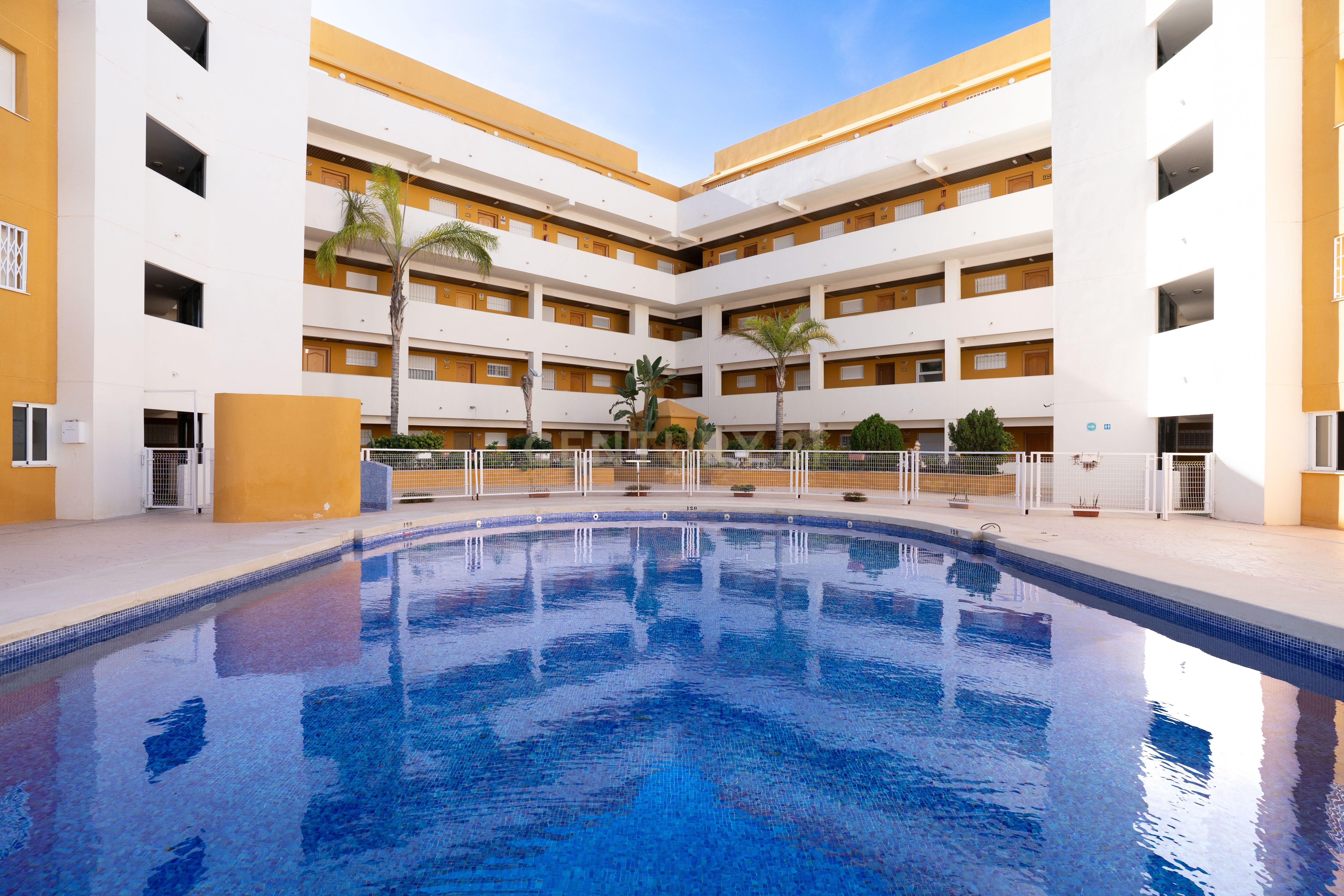 Piscina de Apartament en venda en Roquetas de Mar amb Piscina i Piscina comunitària