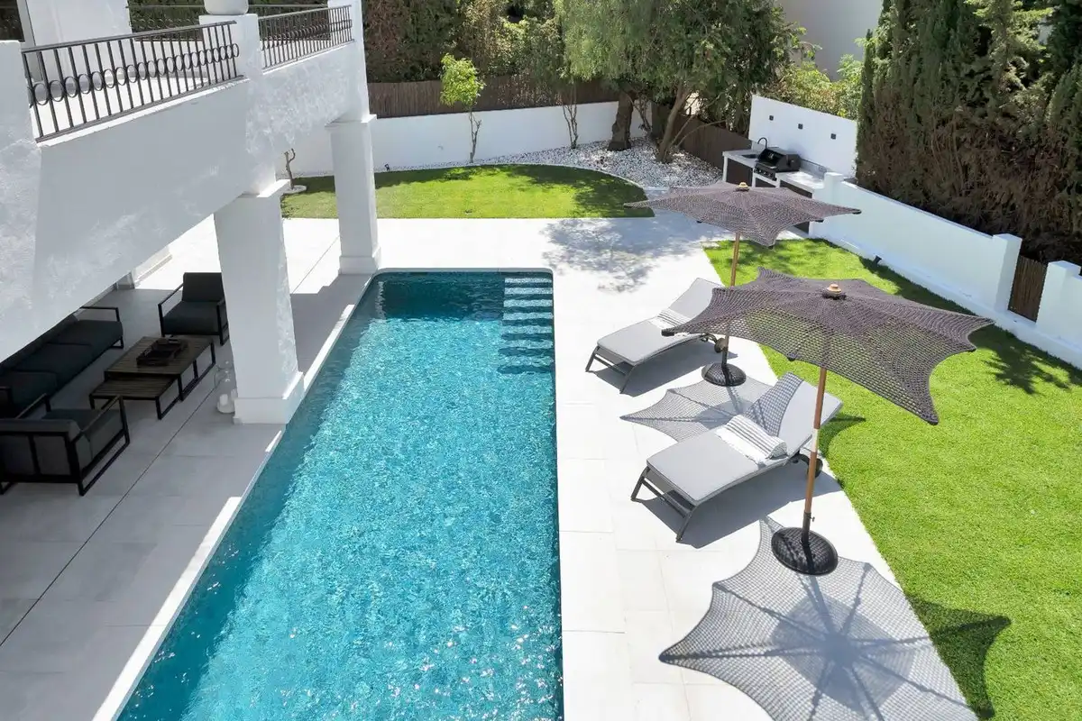 Piscina de Casa o chalet de alquiler en Estepona con Aire acondicionado, Jardín privado y Terraza