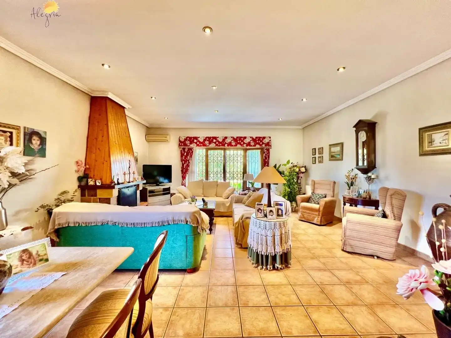 Sala d'estar de Casa o xalet en venda en Daya Vieja amb Aire condicionat, Calefacció i Jardí privat