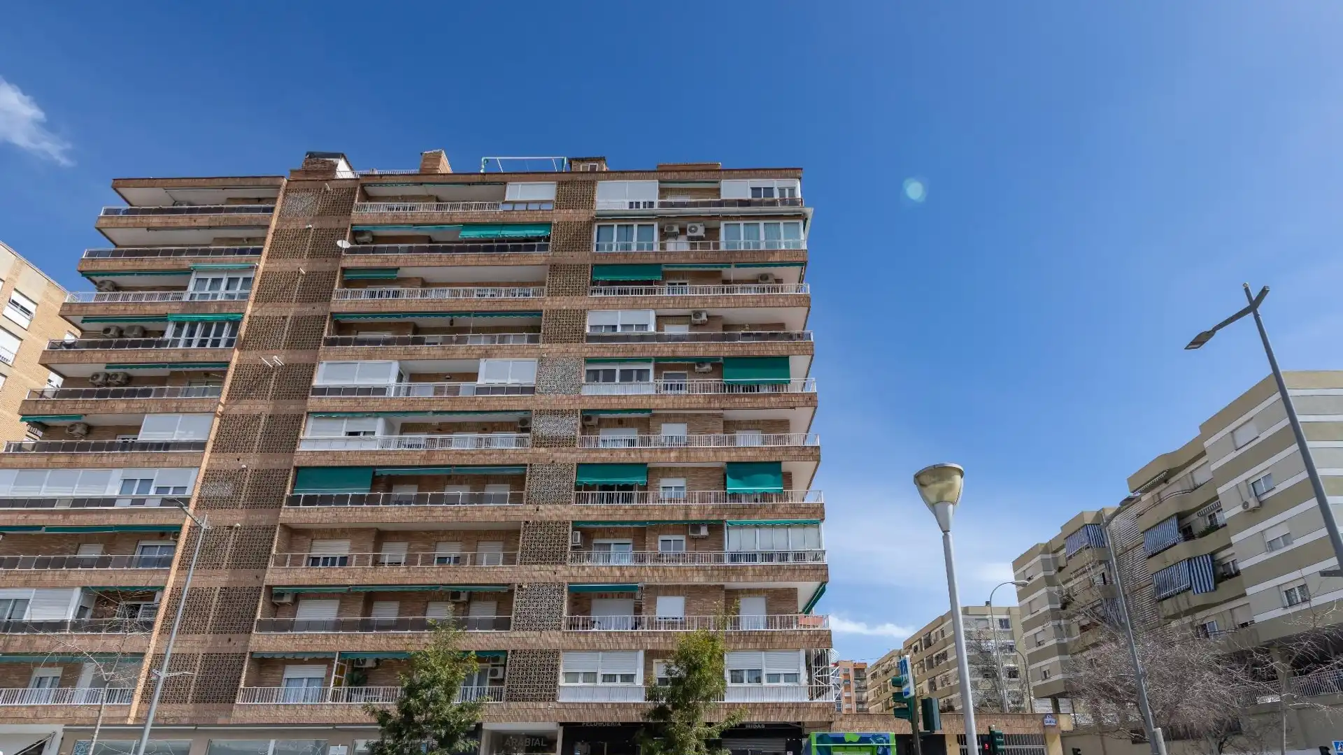 Vista exterior de Piso de alquiler en  Granada Capital con Terraza y Amueblado