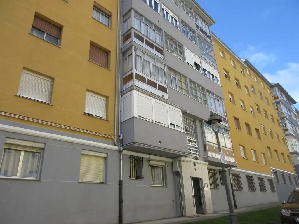 Vista exterior de Piso en venta en Avilés