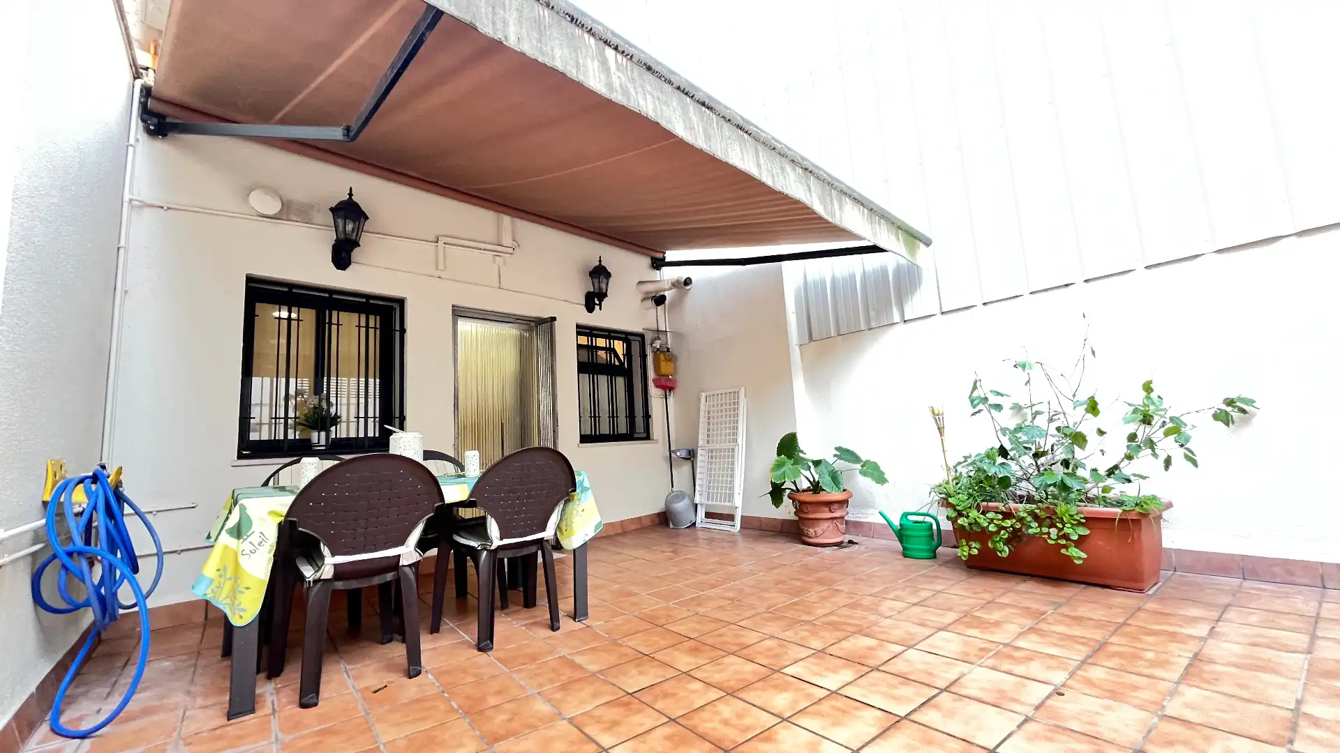 Terrasse von Einfamilien-Reihenhaus zum Verkauf in Santa Coloma de Cervelló mit Klimaanlage, Heizung und Parkett