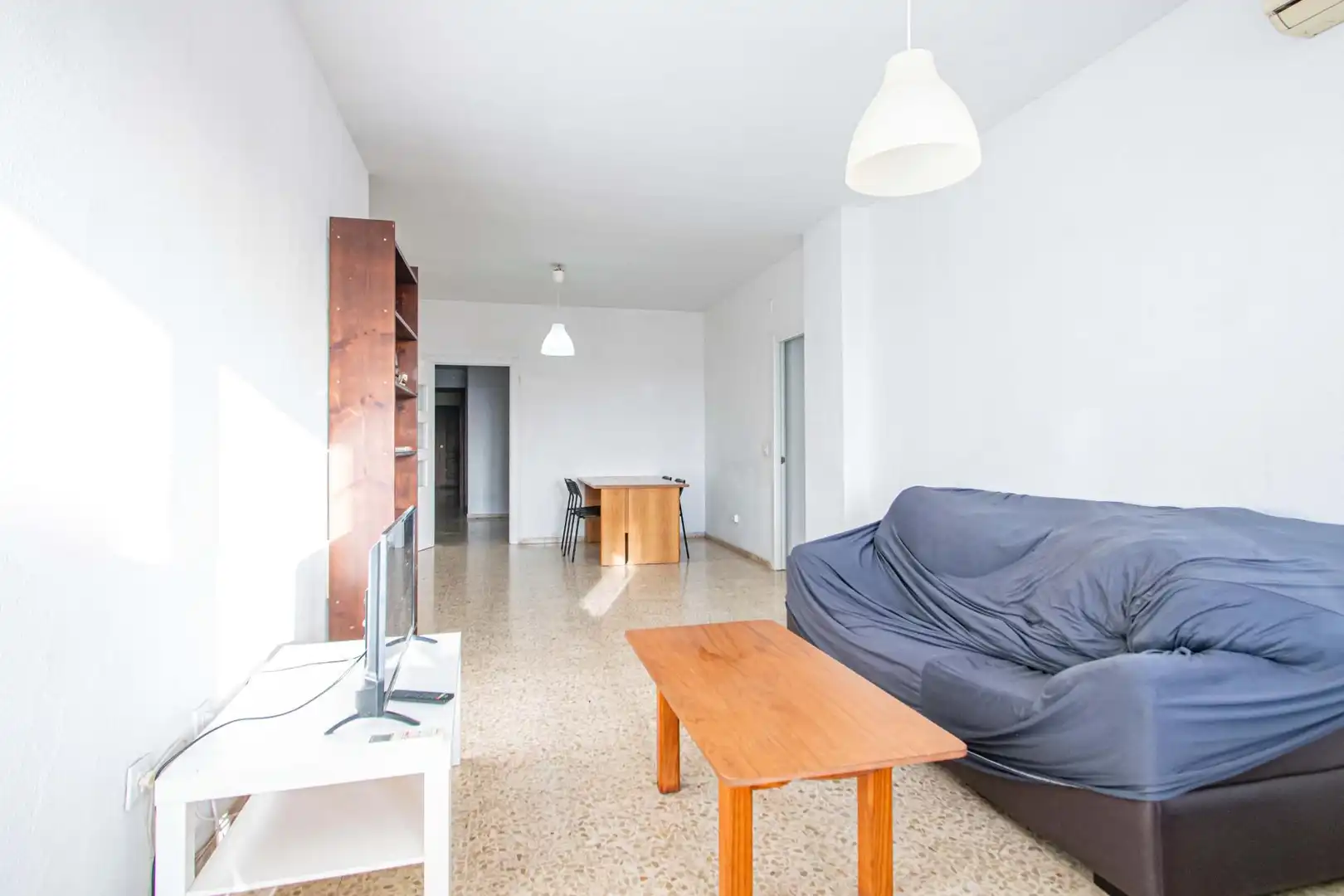 Living room of Flat for sale in Sevilla  with Air Conditioner, Terrace and Furnished