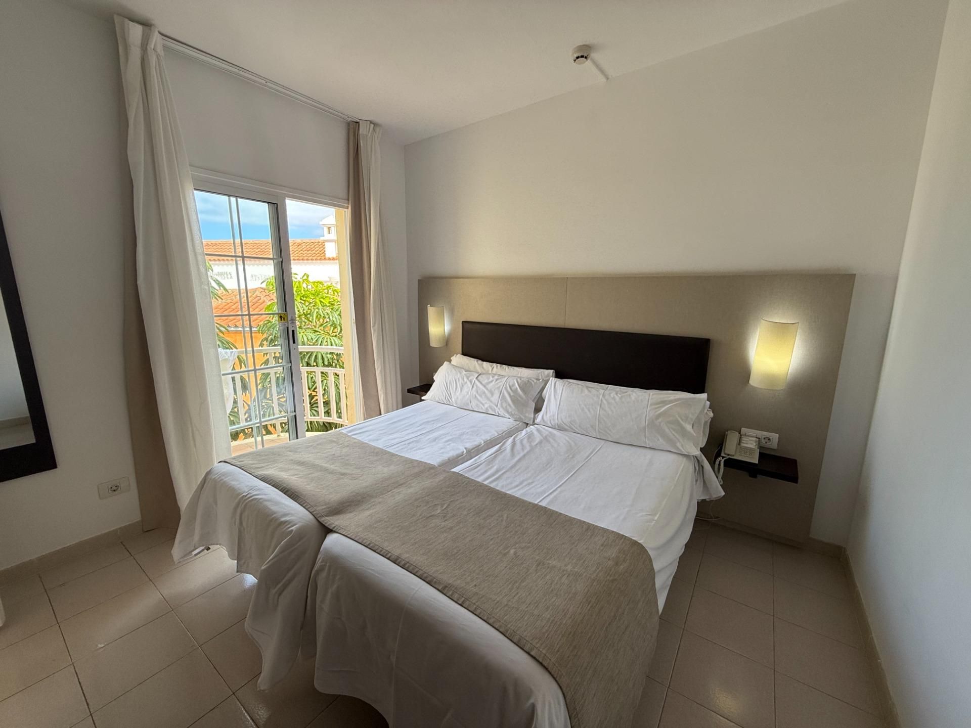 Dormitori de Apartament en venda en Adeje amb Aire condicionat, Terrassa i Balcó