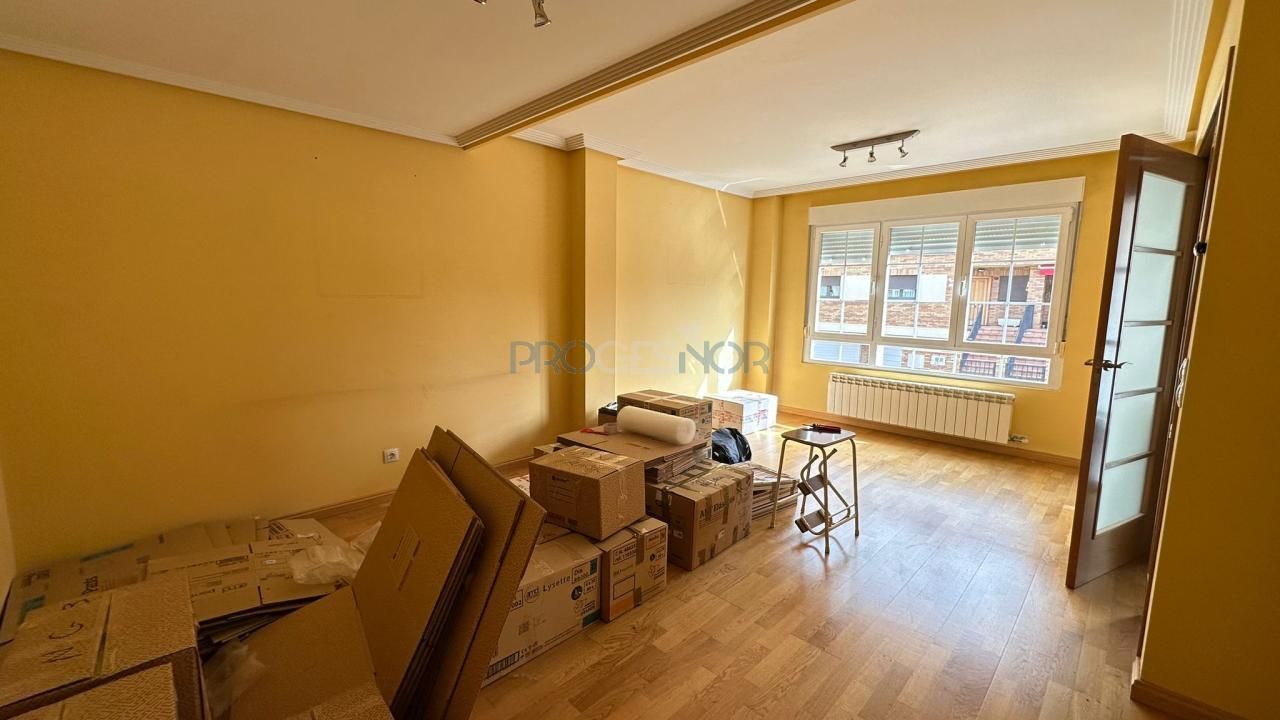 Sala d'estar de Casa adosada en venda en San Andrés del Rabanedo amb Calefacció, Jardí privat i Parquet