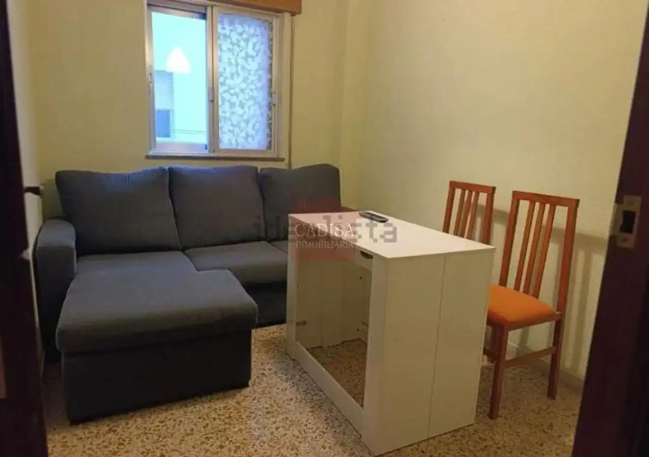 Flat with balcony to rent in San Bernardo - Carmelitas - Campus