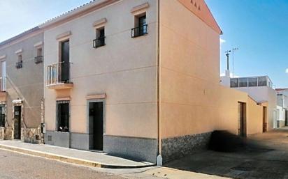 Vista exterior de Casa o xalet en venda en Puebla de la Calzada amb Aire condicionat i Balcó