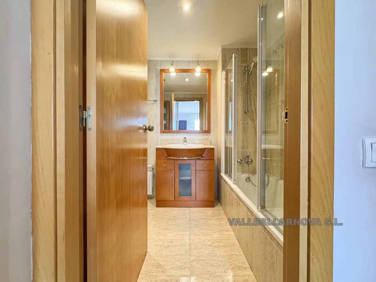 Bathroom of Flat for sale in Mollet del Vallès  with Parquet flooring, Storage room and Balcony