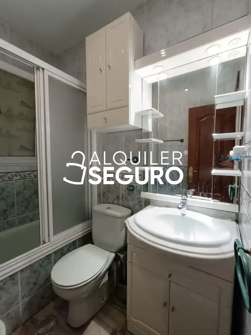 Bathroom of Flat for rent in Parla  with Air Conditioner, Heating and Furnished