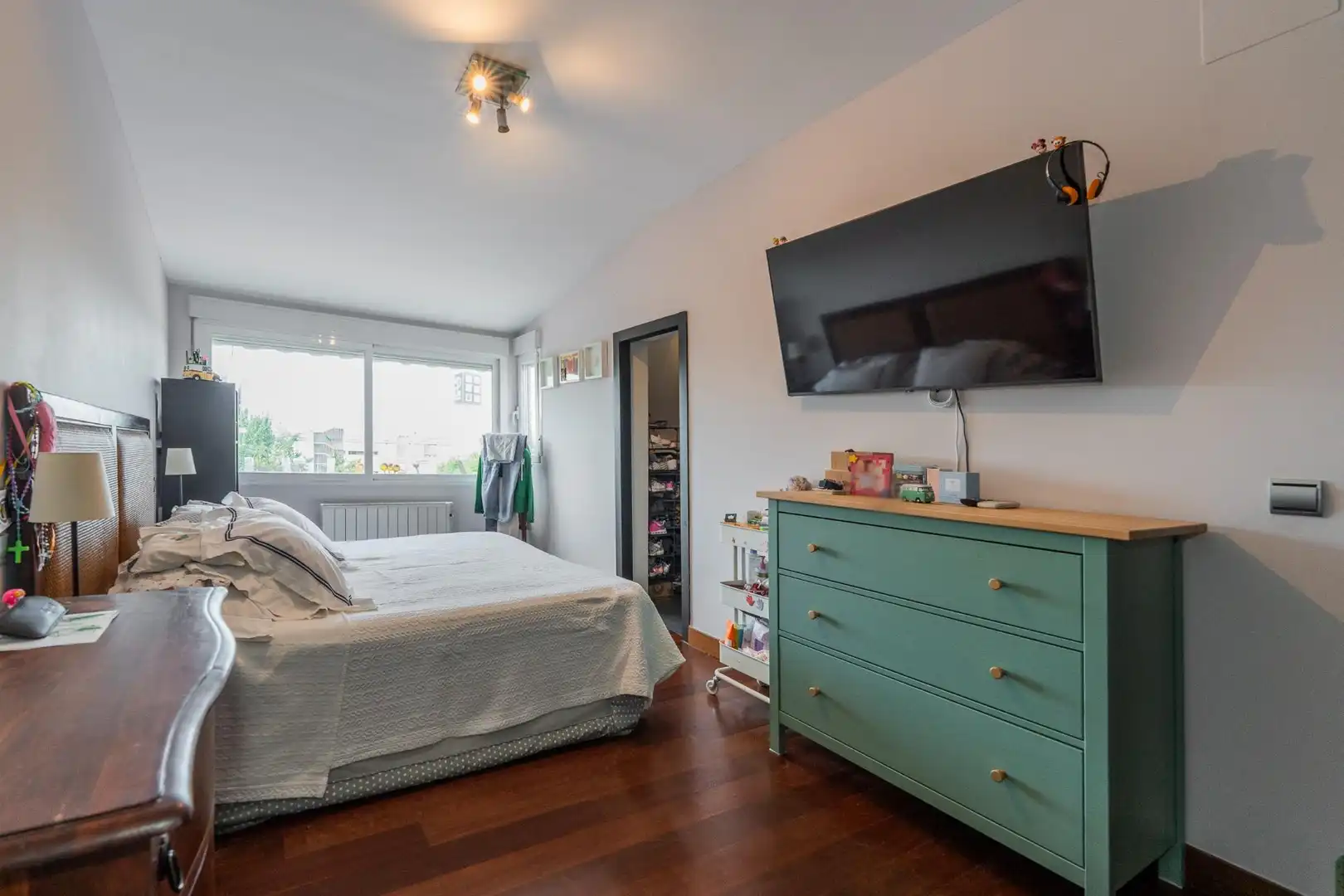 Schlafzimmer von Maisonette zum Verkauf in La Moraleja mit Klimaanlage, Heizung und Privatgarten